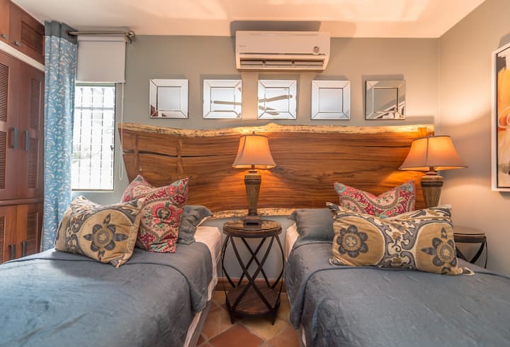 חדר השינה הרביעי עם שתי מיטות נפרדות שניתן להמיר למיטת קינג סייז אחת.