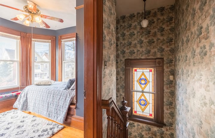 Додаден е брачен кревет (широк 150-179 см) откако е направена фотографијата