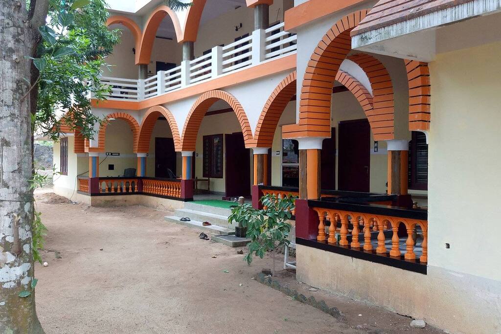 Sea Breeze Guest Accommodation - 100m from Lighthouse Beach