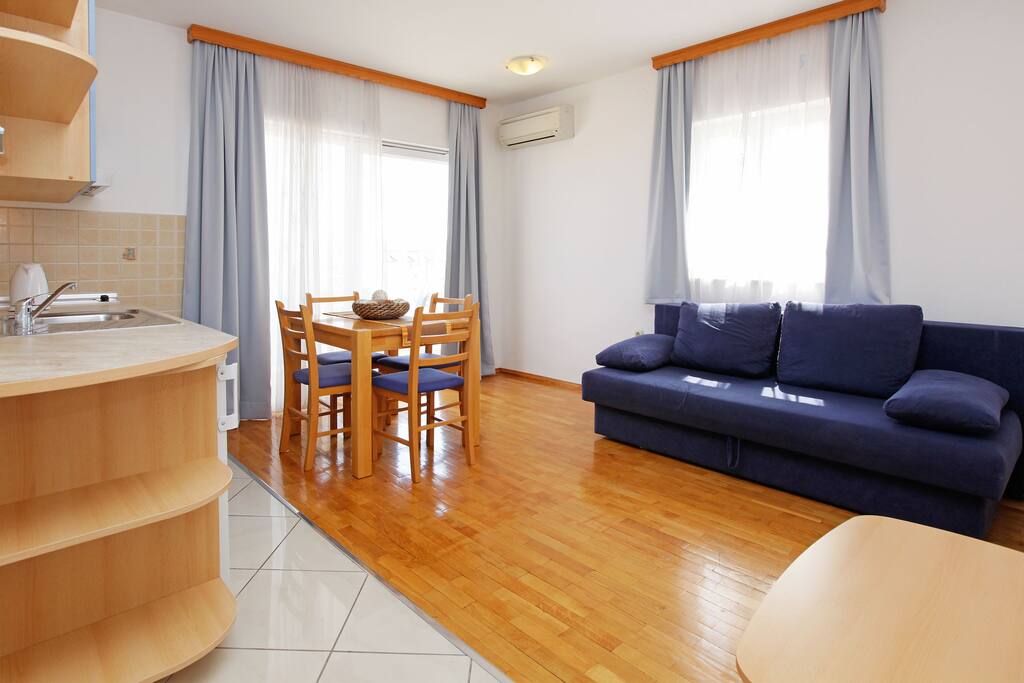open plan living&dining area with comfy pull-out sofa for 2