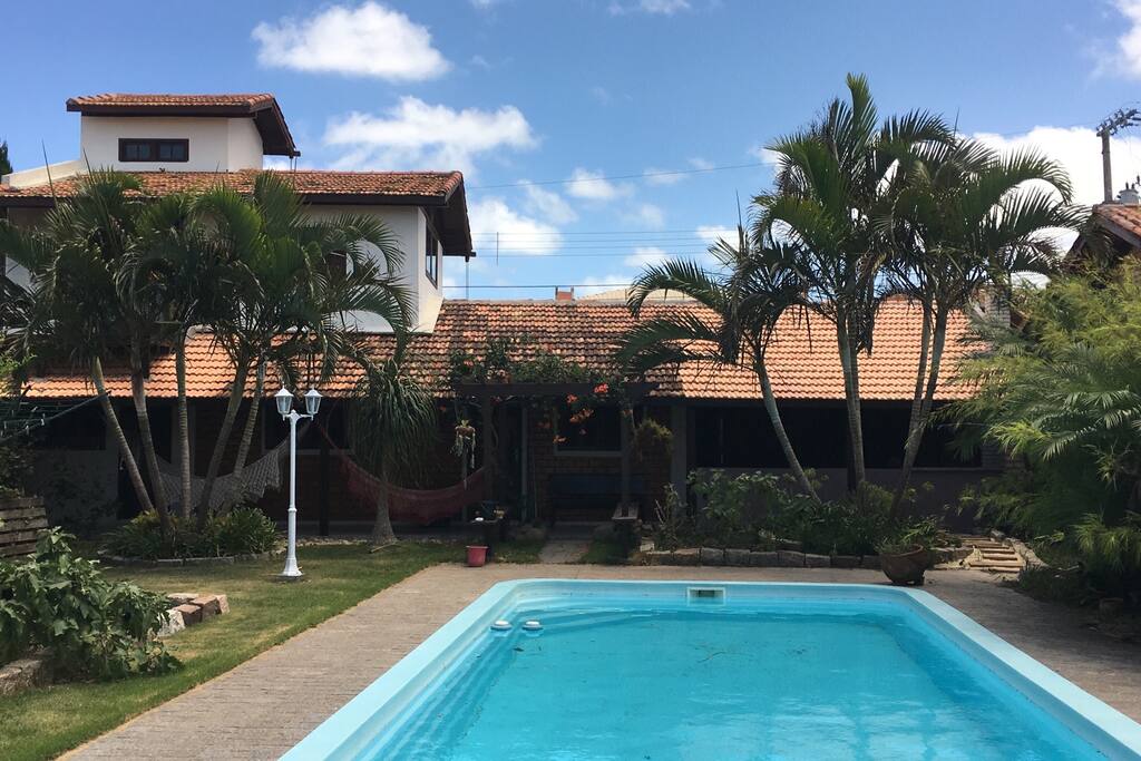 Quintal bem grande com pomar, horta e piscina de 4m x 12m x 1,5m de profundidade para o uso exclusivo dos hóspedes // Backyard with garden, fruit trees and large 4 x 12 x 1.5 meter swimming pool for the exclusive use by guests