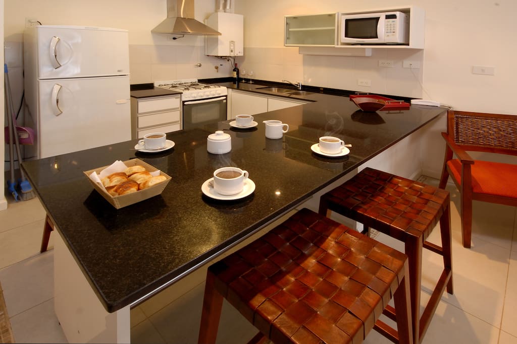 Cocina completa.
Fully equipped kitchen.
Cozinha complete.
