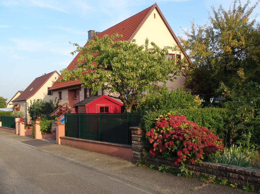 La maison vue de la rue