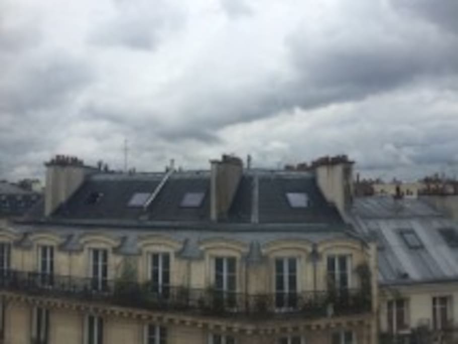 pas de réel vis à vis, vue sur les toits. Parisian roofs and chimneys view.