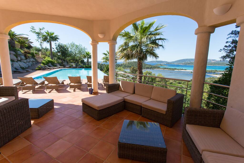 Pool house inside view
Pool house vue interieure