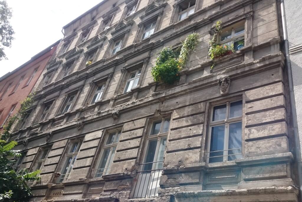 Das ist das Haus, in dem deine Unterkunft ist :)