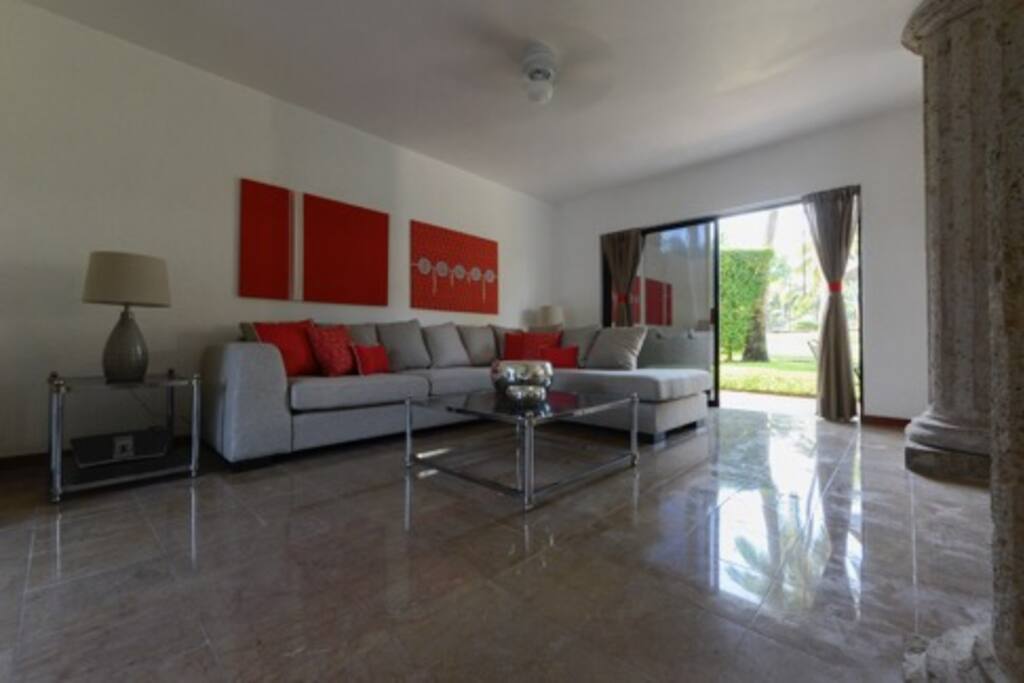 Sala con acceso a terraza con vista al campo de golf.