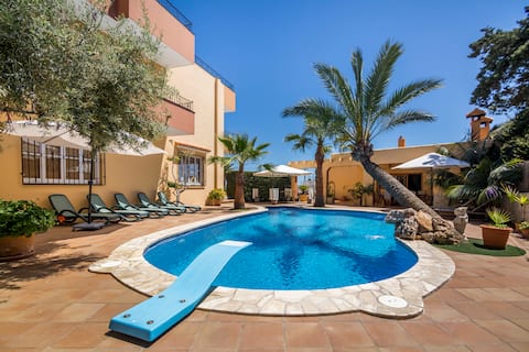 Propiedad de Airbnb exitosa: Villa Palmera - Spacious villa with ocean views en Sant Josep De Sa Talaia