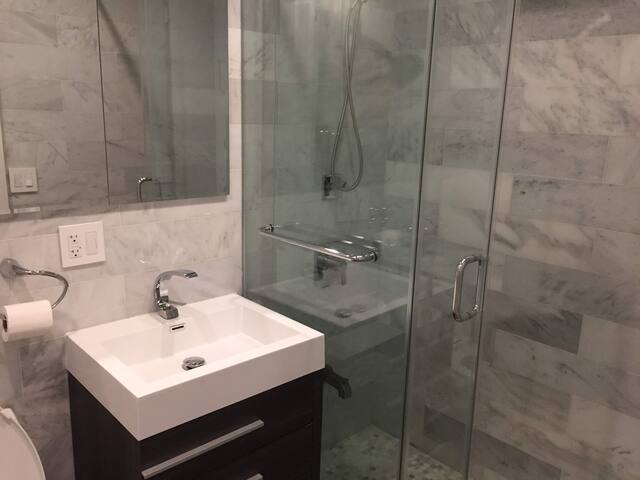 SEXY Grand Central Modern CHIC BRAND NEW PARK AVE gallery image 5