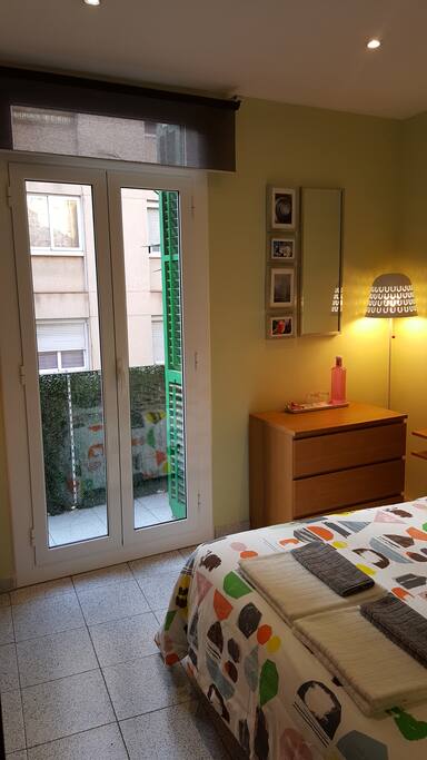 Habitación - balcón, cajonera y lámpara