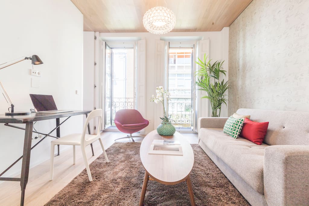 El segundo ambiente, que tiene dos balcones a la calle, está decorado con un escritorio, un sillón de diseño, una mesa de centro, un sofá-cama para dos personas (1,40m x 2,00m).
