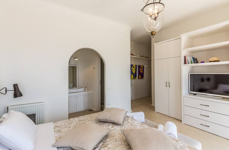 Divina gallery image 3