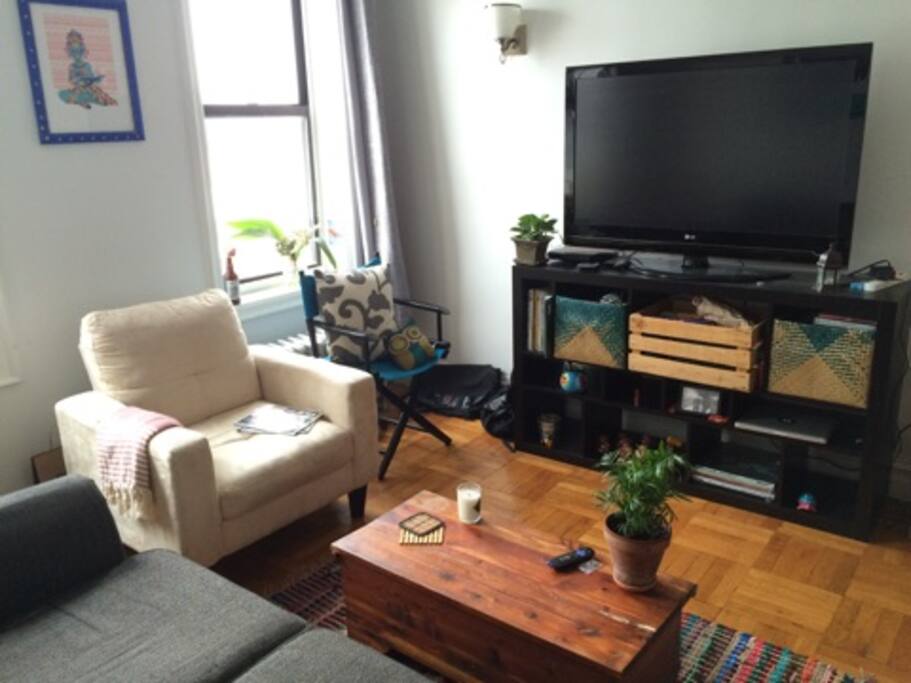 Spacious and cozy living room, access to netflix, hulu, and hbogo