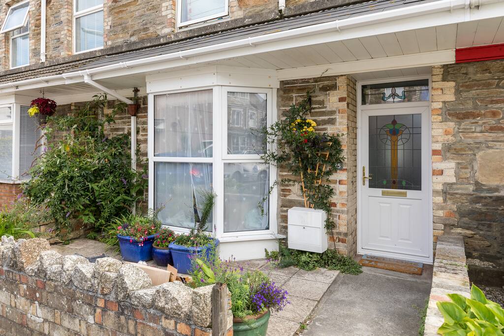 Classic Edwardian terraces house in a surprisingly quiet central Newquay street.