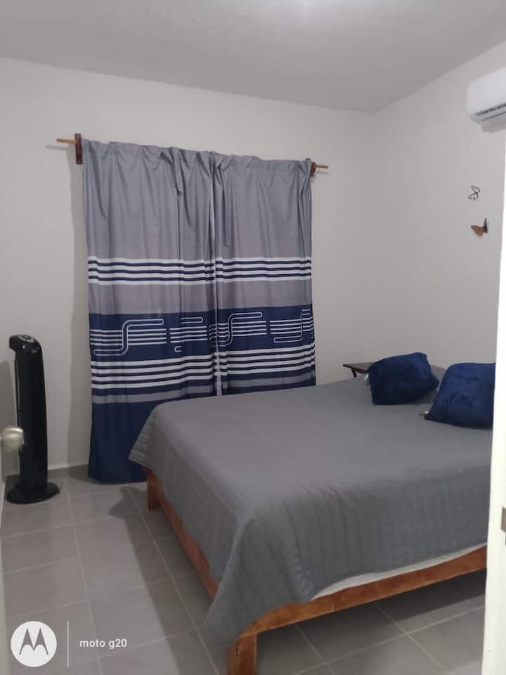 חדר שינה ראשי עם מיטת קווין סייז ומזג אוויר