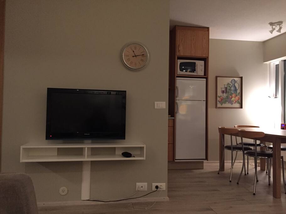 Living room - view to kitchen