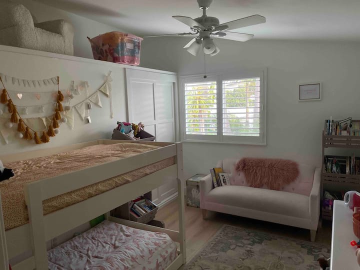 Habitación para niños con litera