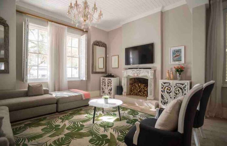 Stylish & Modern Victorian in Quiet Cul-de-sac gallery image 4