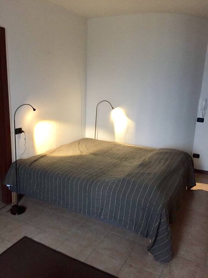 สปริงกล่อง 2 อันแสนสบายขนาด 90x200 แม้ในช่วงคืนฤดูร้อนที่อบอุ่นคุณสามารถนอนที่นี่ได้ด้วยหน้าต่างฝรั่งเศสและพัดลมเงียบ