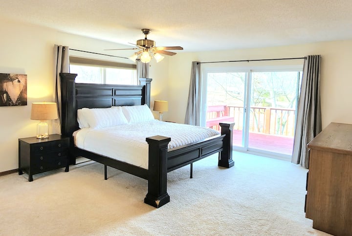Dormitorio principal con cama tamaño king, baño en suite y balcón privado.