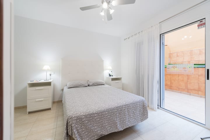 dormitorio principal con acceso a terraza de abajo