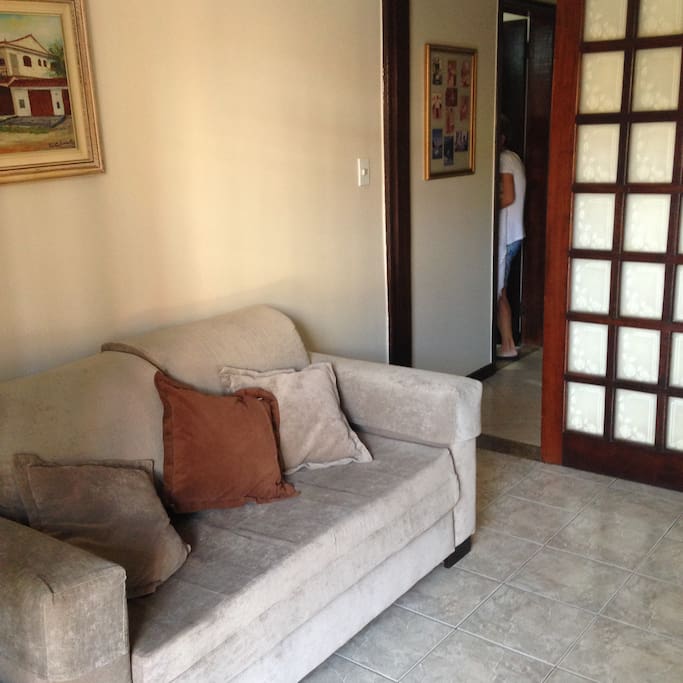 Sala com sofá cama, TV e ar condicionado