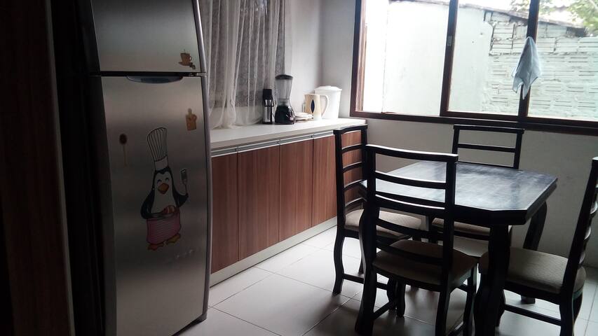 Casa  Inteira c/garagem Internet 150MB /TV a cabo.