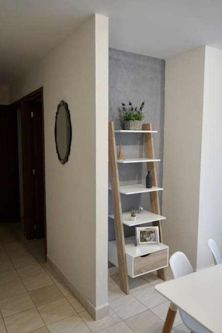 Librero, en su cajón puedes encontrar juegos de mesa.