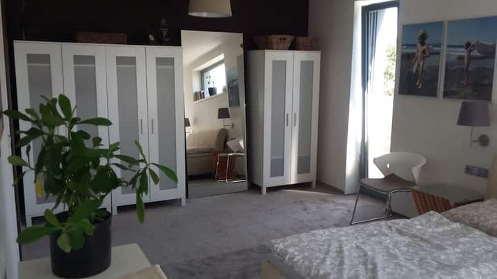 带卫生间的卧室