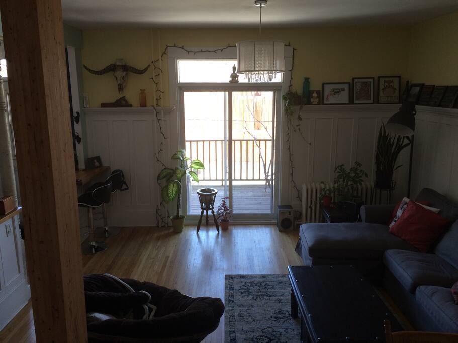Salon avec porte-patio et grand balcon.
