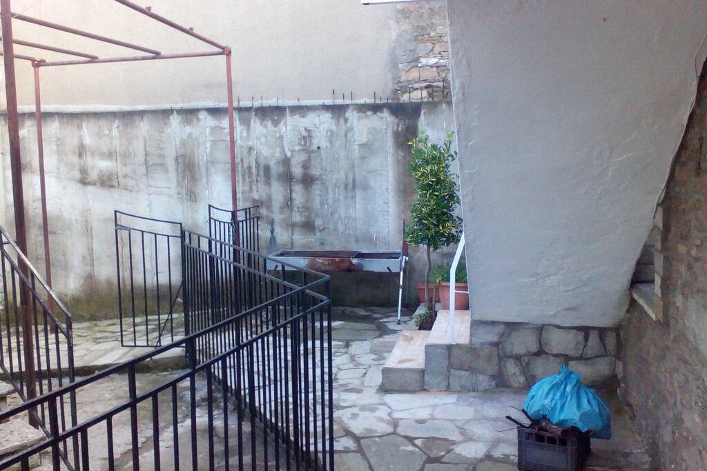 Ή ψησταριά μας μόνο για κάρβουνα και ξύλα
