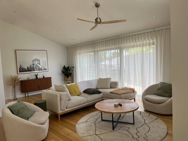 Coastal Retreat Close To Beach, Shops & Tree Tops gallery image 5