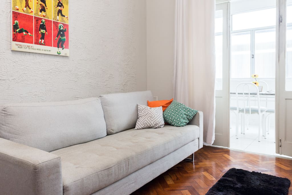 Cozy living room with a sofa bed.
________________
Sala aconchegante com um sofá-cama.