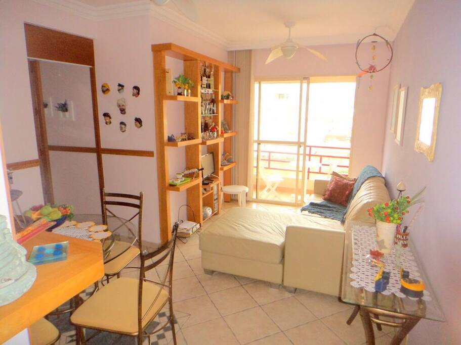 Vista parcial da sala de estar e sacada, com ventilador de teto.