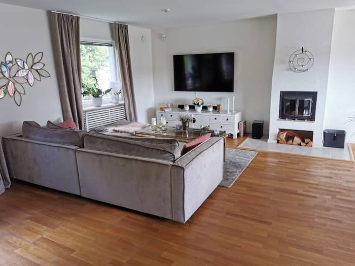 Trevlig Villa Med Solig Terrass Samt Studsmatta - Stockholm