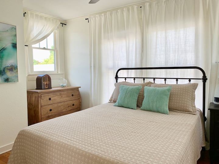 Dormitorio en la planta superior con cama tamaño queen