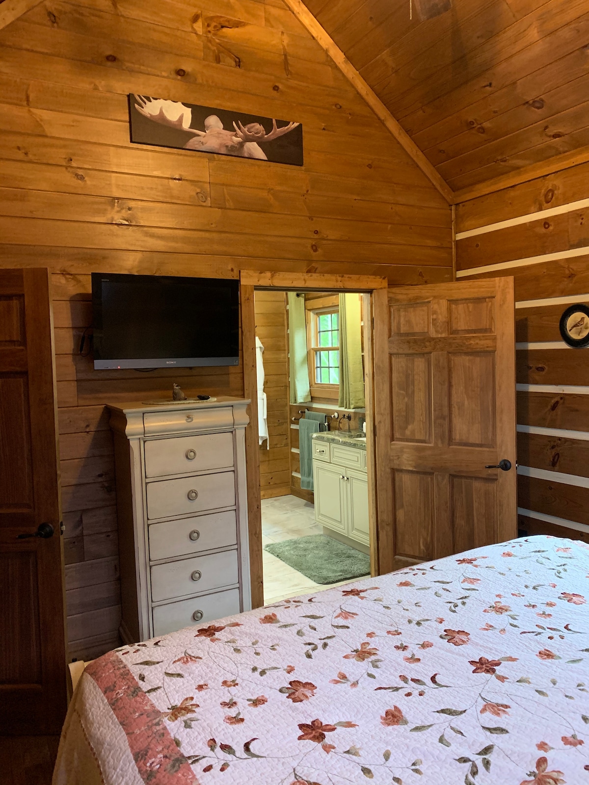 Главна спална соба, брачен кревет (широк 180 