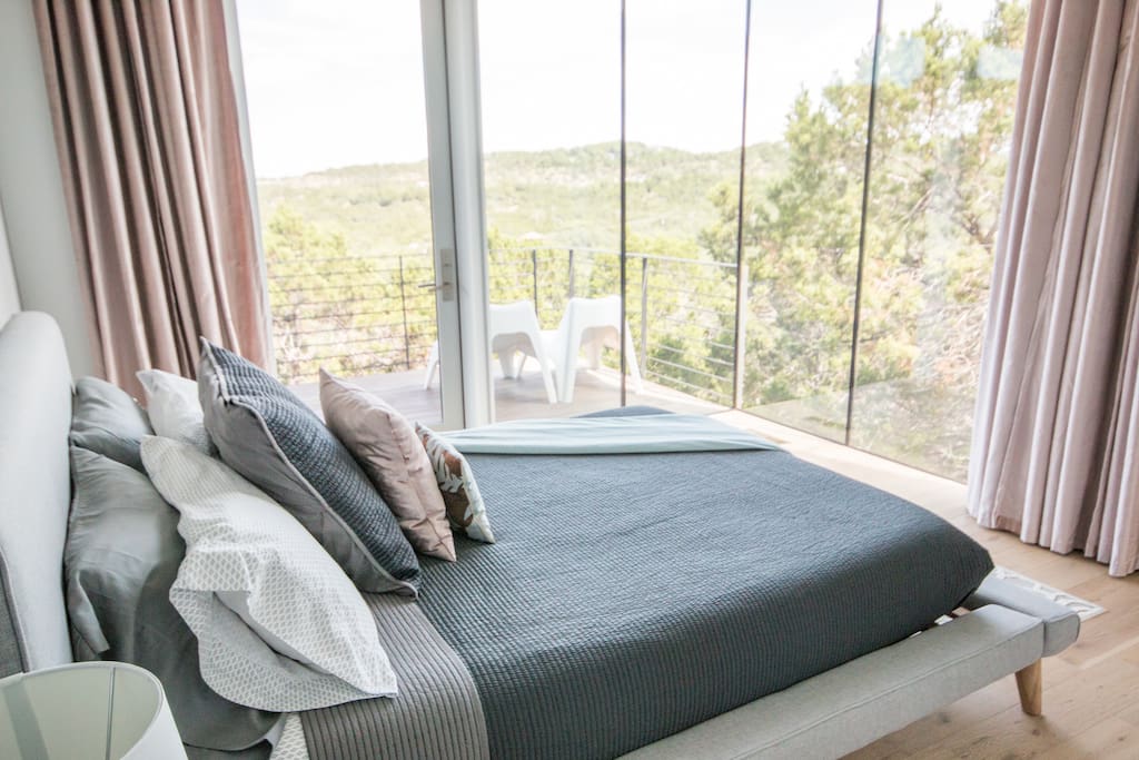Bedroom with queen size bed
