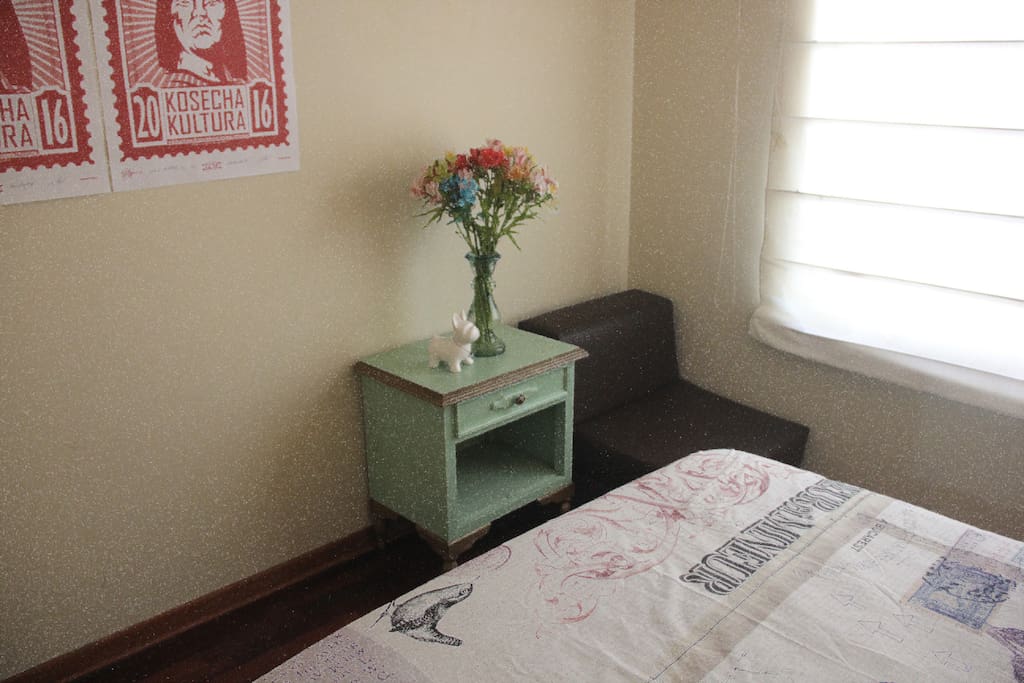Cher bed fold out at the corner.
