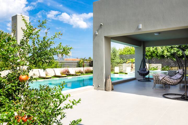 Heated Pool, 180m to the beach, shops & amenities gallery image 2