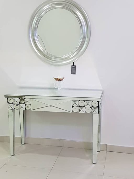 Exquiste console table and mirror as space divider