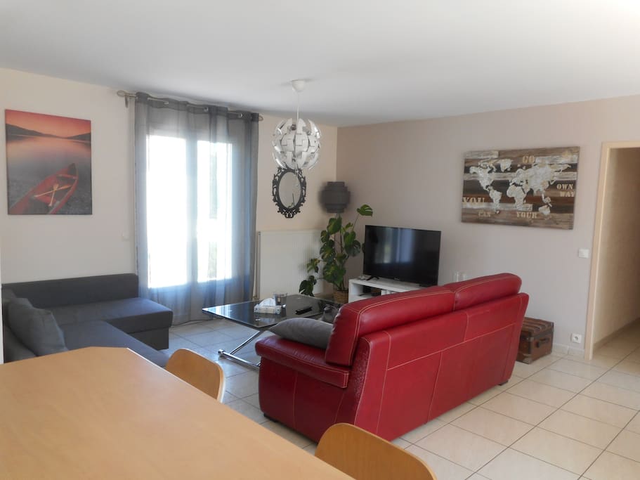 Salon avec tv, lecteur dvd, et wifi internet