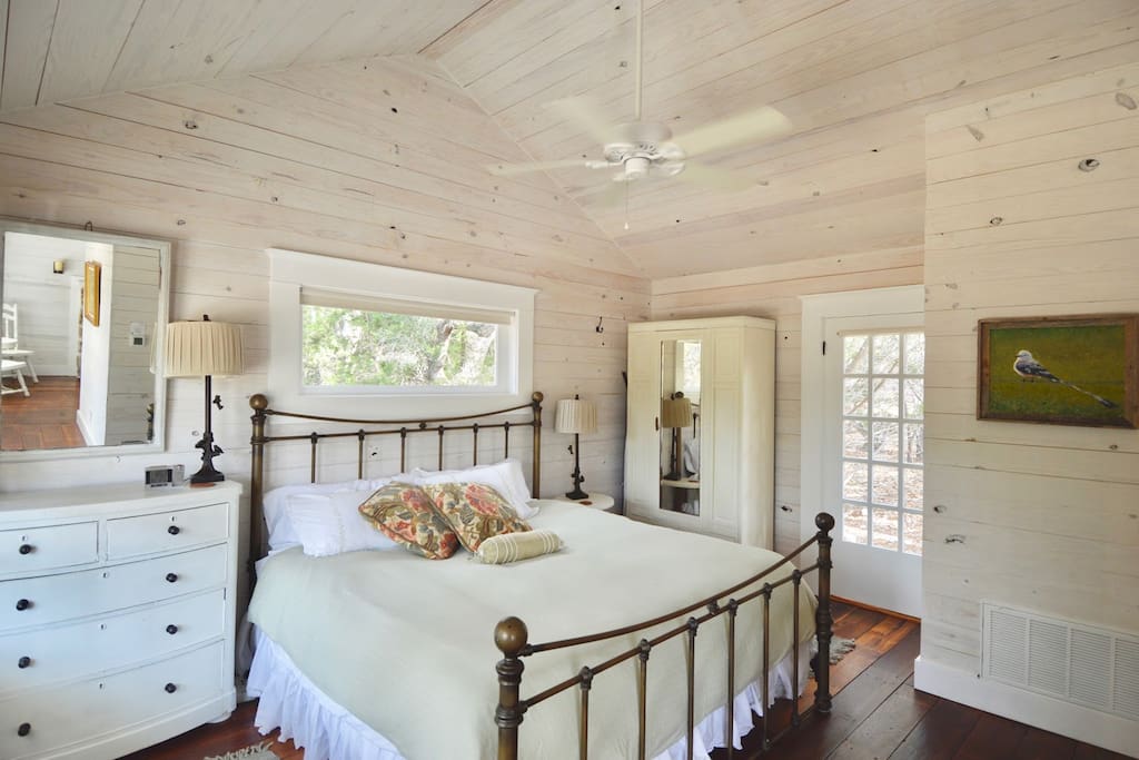 King bed with cotton sheets, down comforter and feather pillows. Let us know in advance if you'd like hypoallergenic comforter and pillows