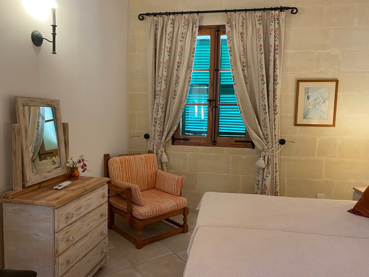 Slaapkamer met twee eenpersoonsbedden boven 