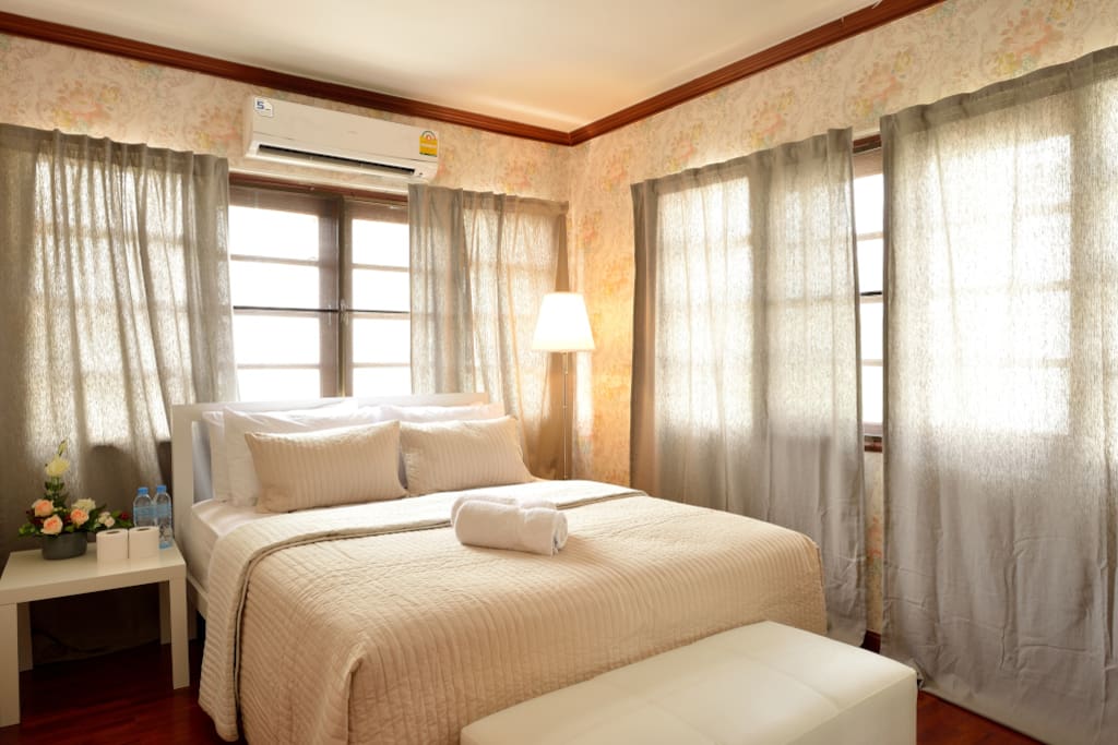 Spacious newly decorated bedroom. You can request extra mattresses for your folks too.