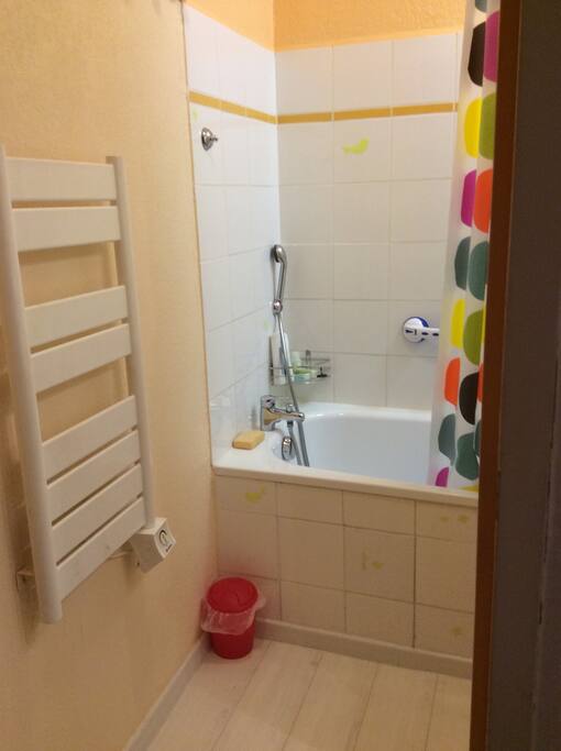 Salle de bain avec baignoire grand modéle .