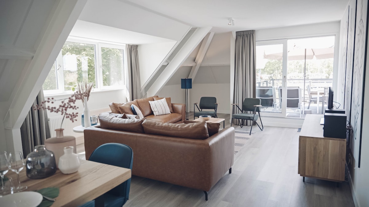 Top performing Airbnb: Intense enjoyment right on the Sneekermeer. in Sperkhem En Industrieterrein Houkesloot