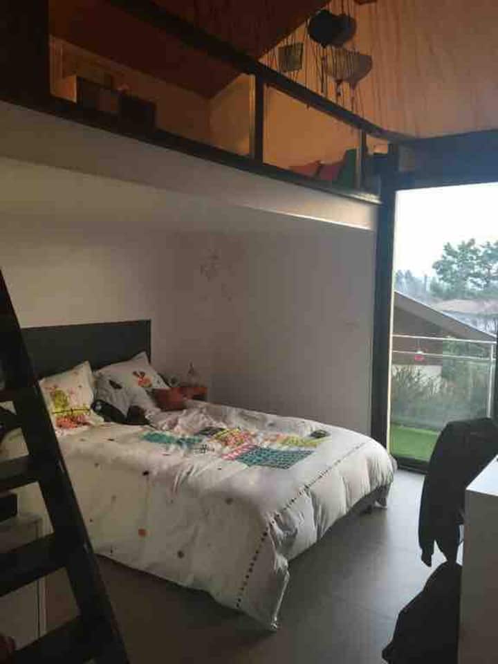 Habitación con balcón, vista de Semnoz, mezzanine y gran oficina 