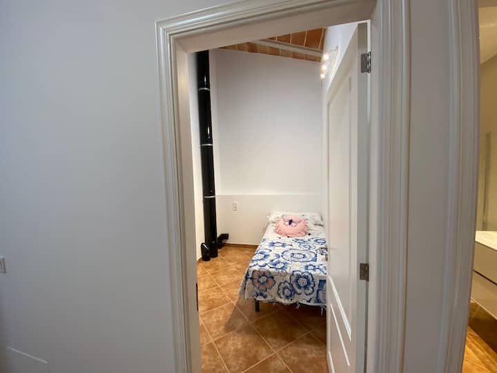 Slaapkamer met een eenpersoonsbed