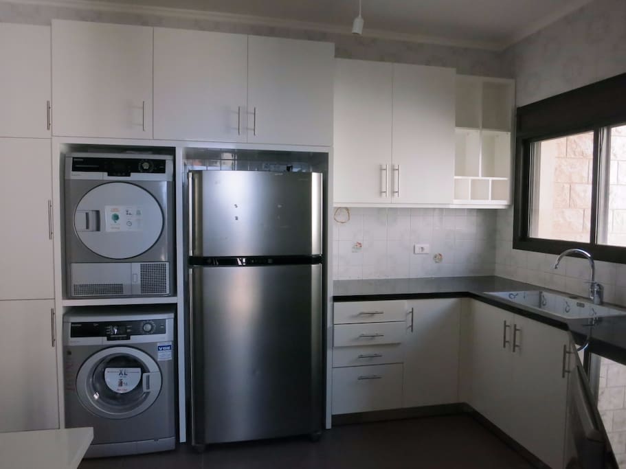 kitchen-brand new and full appliances